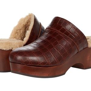 Andre Assous GORGEOUS Embossed Luxe Clogs BNIB Size 8😍